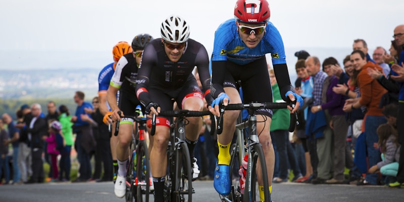 哈哈体育直播中心内部实时转播工作场景与多屏幕监控画面